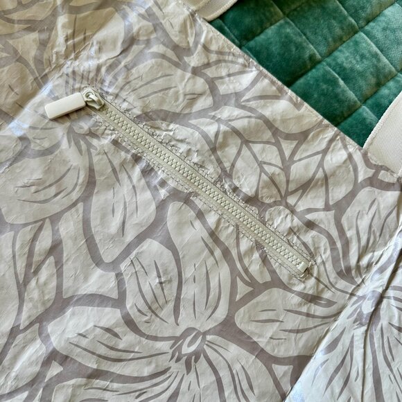 NWT Aloha Backyard Daytripper Totebag Oyster/Sandstone - Picture 3 of 5